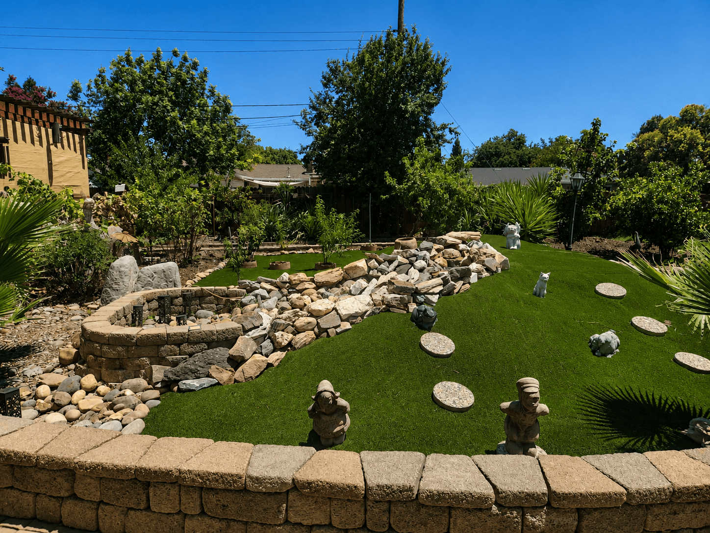 Backyard garden area at The Oaks at Garfield