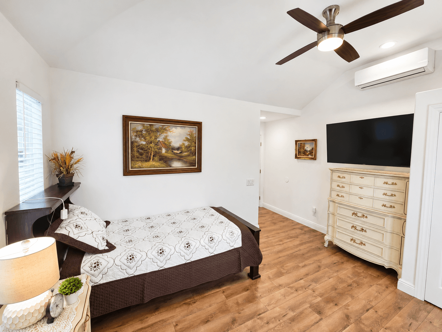 Comfortable private bedroom at The Oaks at Garfield Carmichael CA