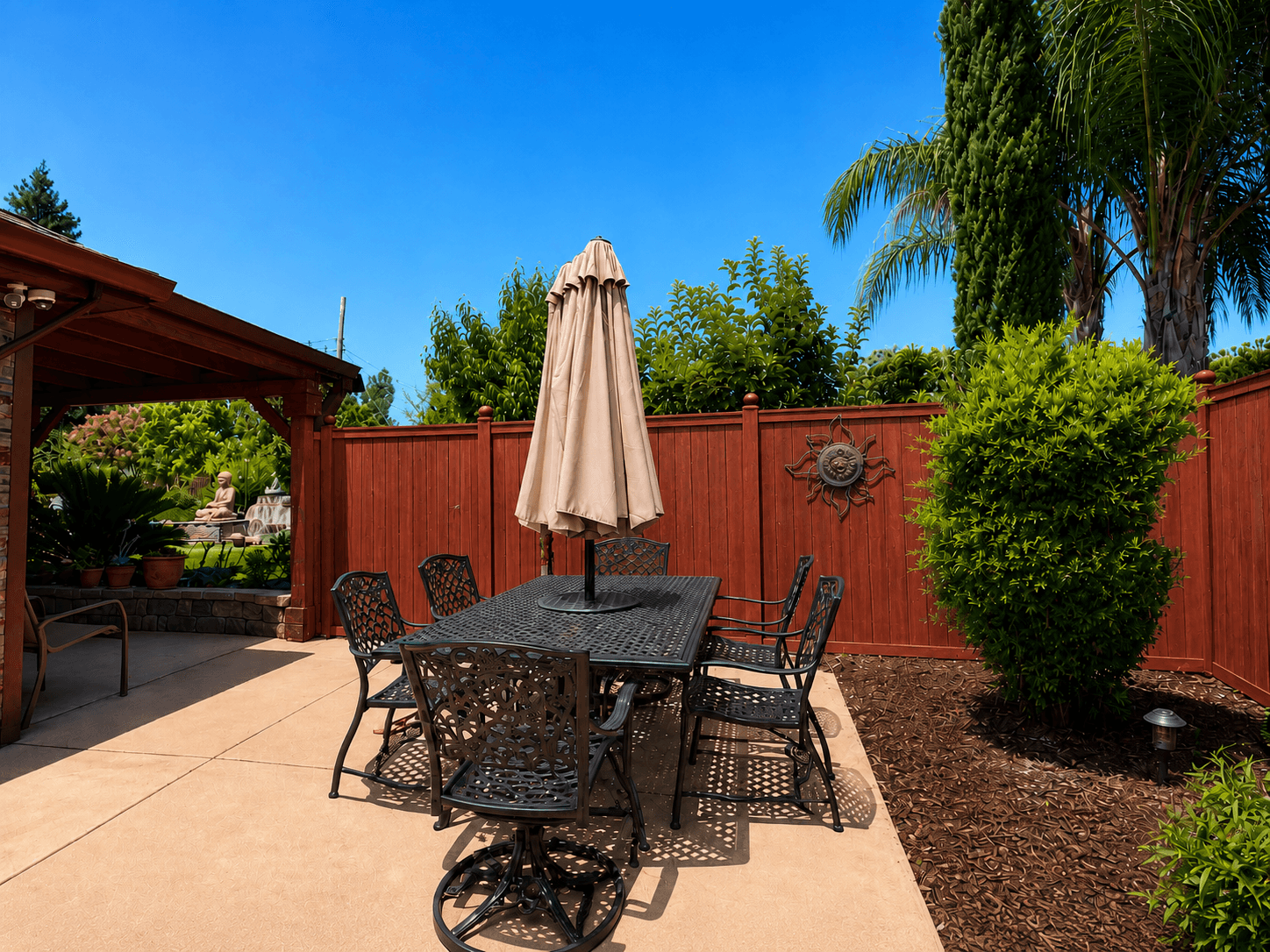 Side yard and landscaping at The Oaks at Garfield Carmichael